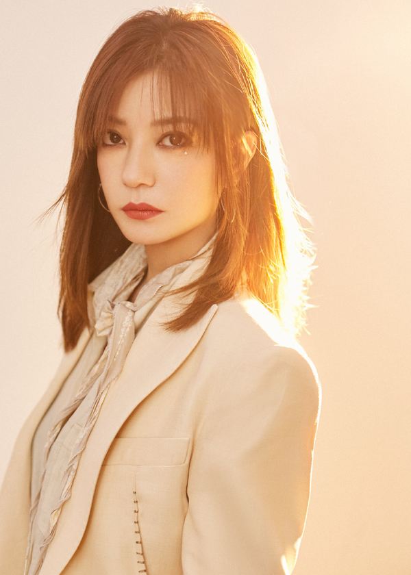 43岁赵薇生图曝光眼袋比眼还大,精修美成混血儿