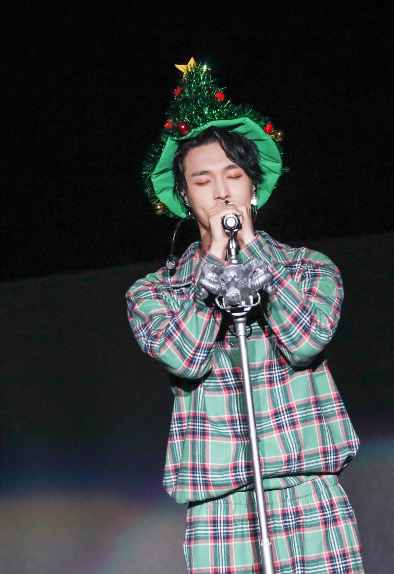 张艺兴圣诞帽造型萌翻绿色格子套装穿出清新范圣诞造型太可爱