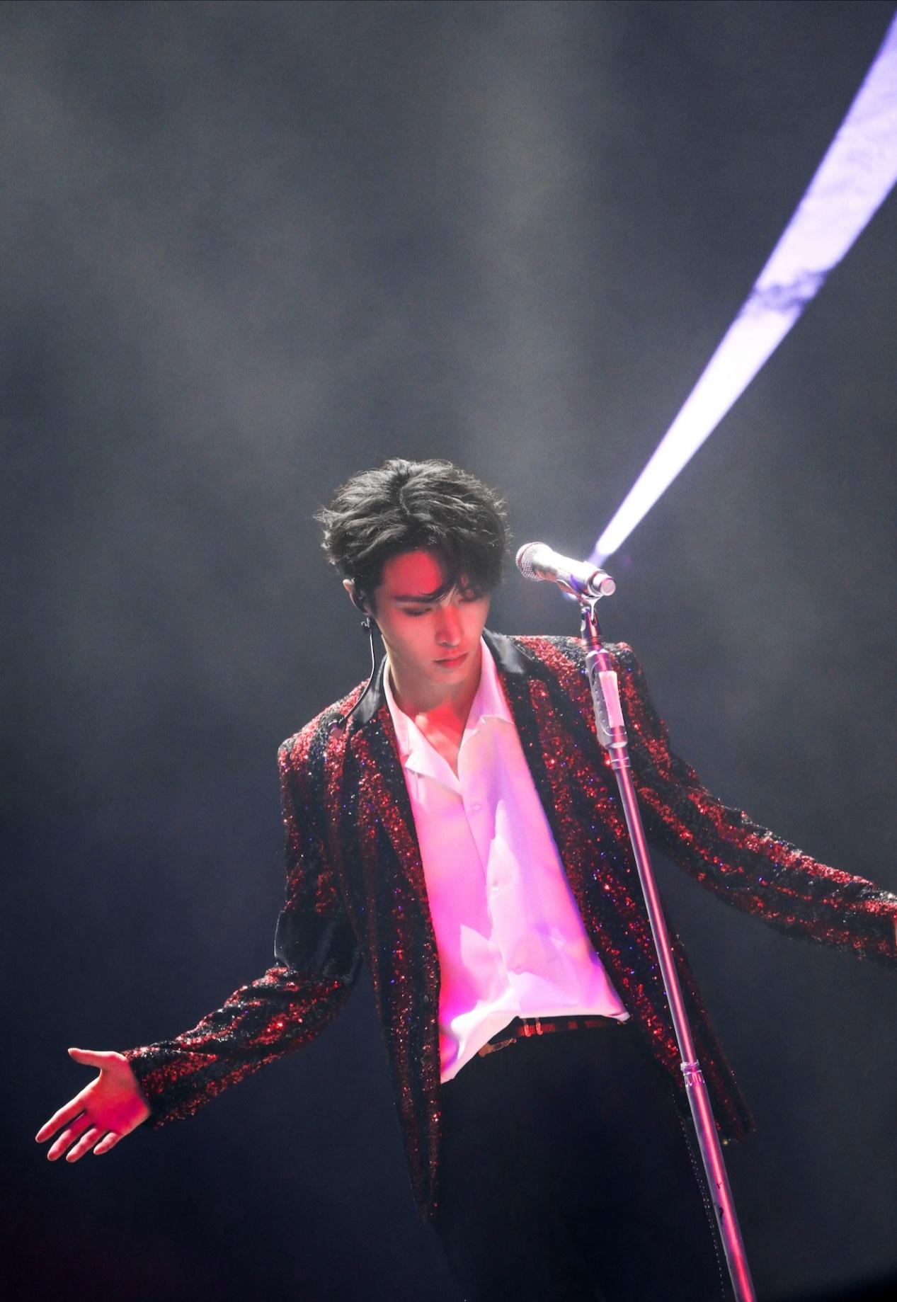 张艺兴圣诞帽造型萌翻绿色格子套装穿出清新范圣诞造型太可爱