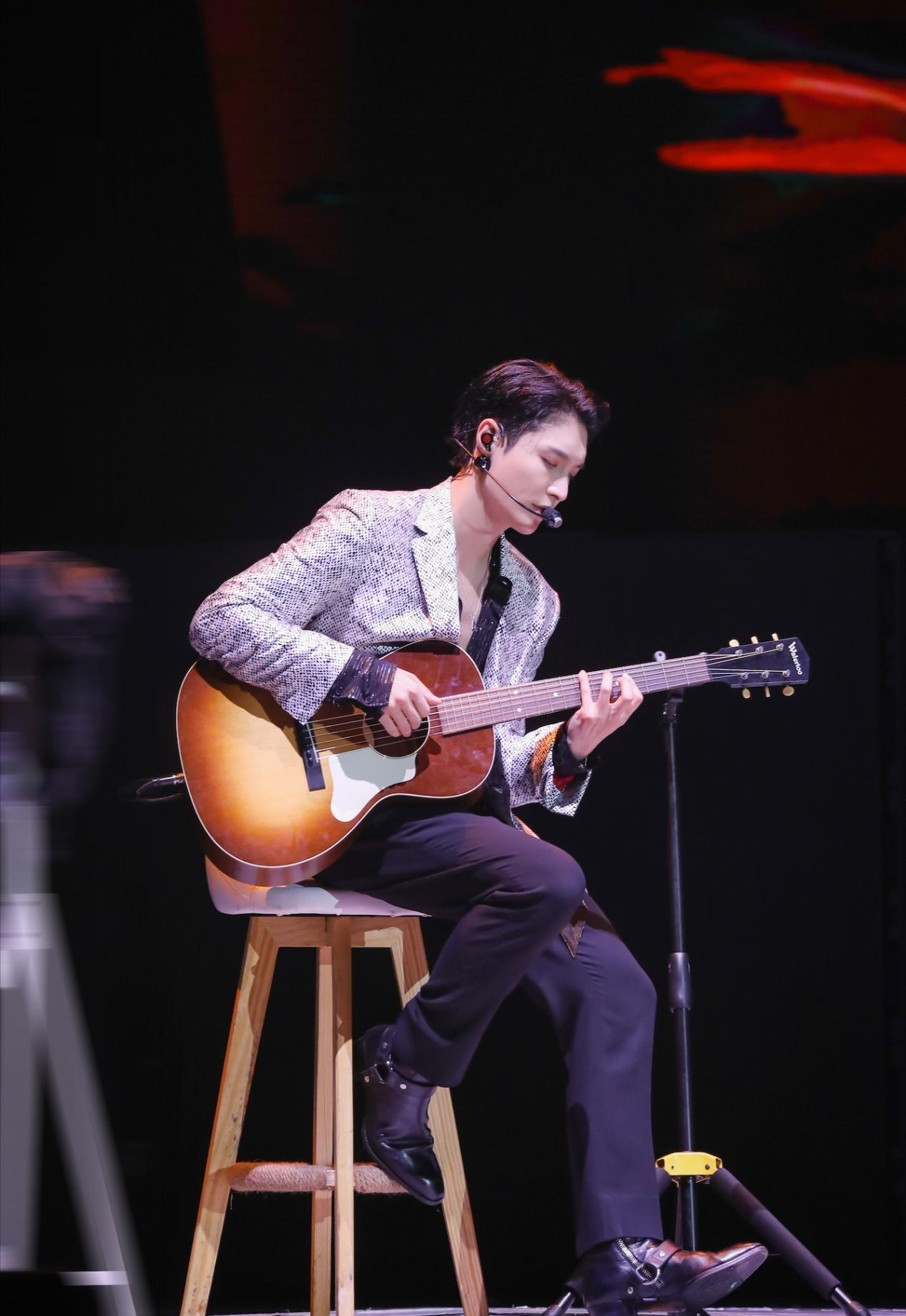 张艺兴圣诞帽造型萌翻绿色格子套装穿出清新范圣诞造型太可爱