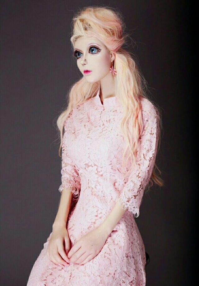 中国女孩长相酷似芭比娃娃而走红,自称从未整过容,卸妆后辣眼睛