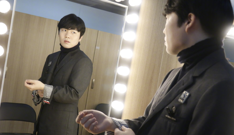 lol:rookie私照颜值爆表 电竞肖央化身潮男 网友:权志龙?