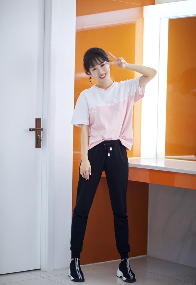 李念因都挺好再次出名今穿牛仔连体裤配暗红唇色冷美人