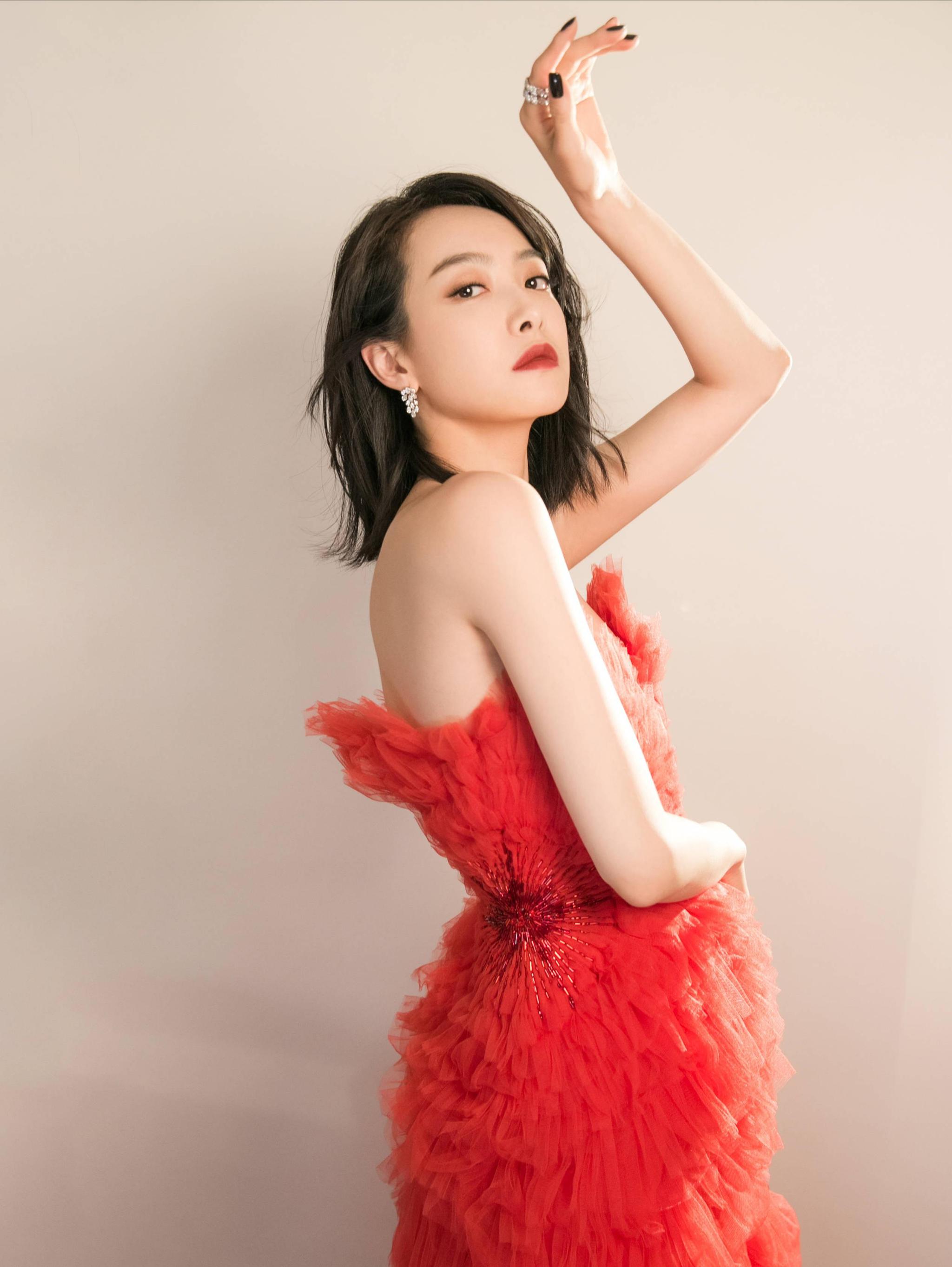 宋茜抹胸纱裙惊艳亮相,蝴蝶状剪裁美艳霸气,明媚动人优雅大气