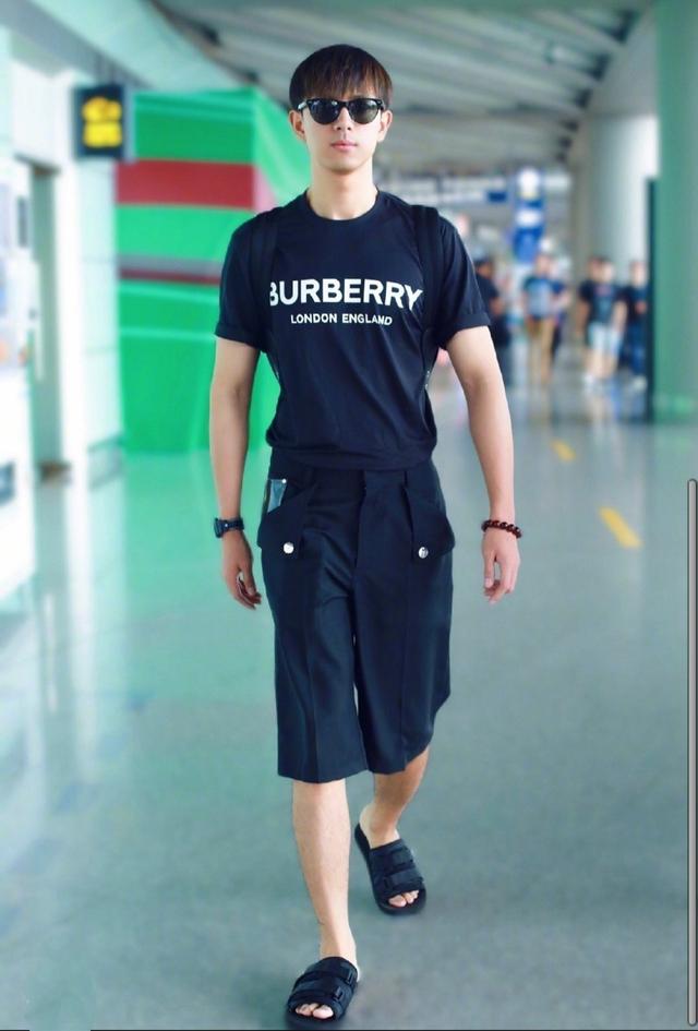 gun神李现"男友风"穿搭,不太聪明大拖鞋频繁出镜,上头了吗