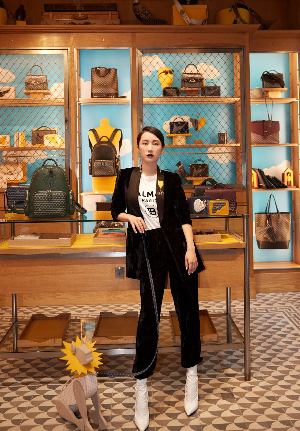 《都挺好》她演二嫂朱丽,穿牛仔连体裤,34岁帅成异国风景线