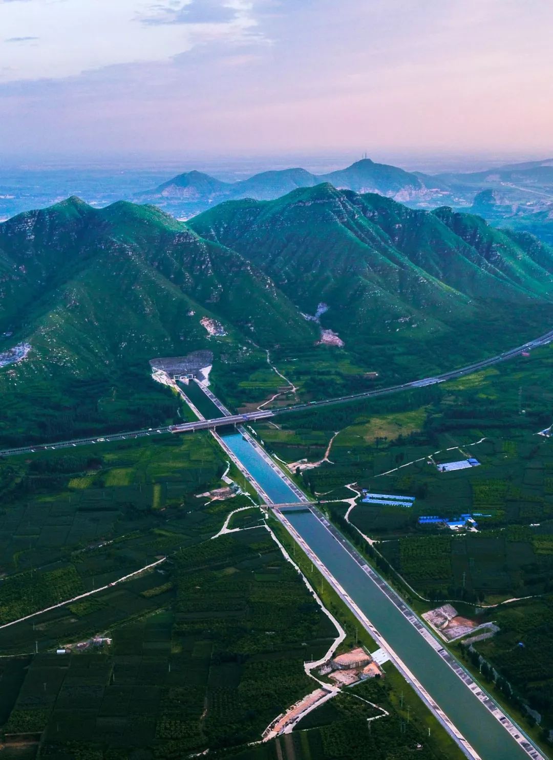 中心)▼与31条水渠,51条铁路和1238条公路相互交错(正定高铁平行段