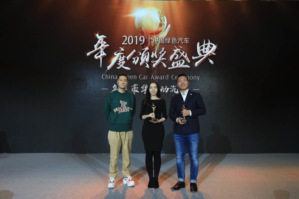 汽车看点 自媒体 正文 颁奖人:腾讯汽车事业部副总编马腾 领奖人