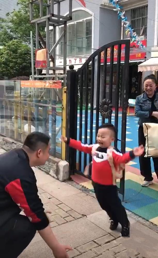 爸爸第一次接儿子放学,看到孩子的反应,妈妈湿了眼眶