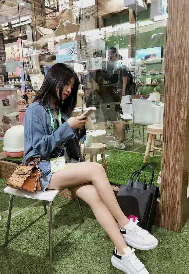 28岁网红范儿足生活奢华,看不出当过兵|李琦|高丫|养女_新浪新闻