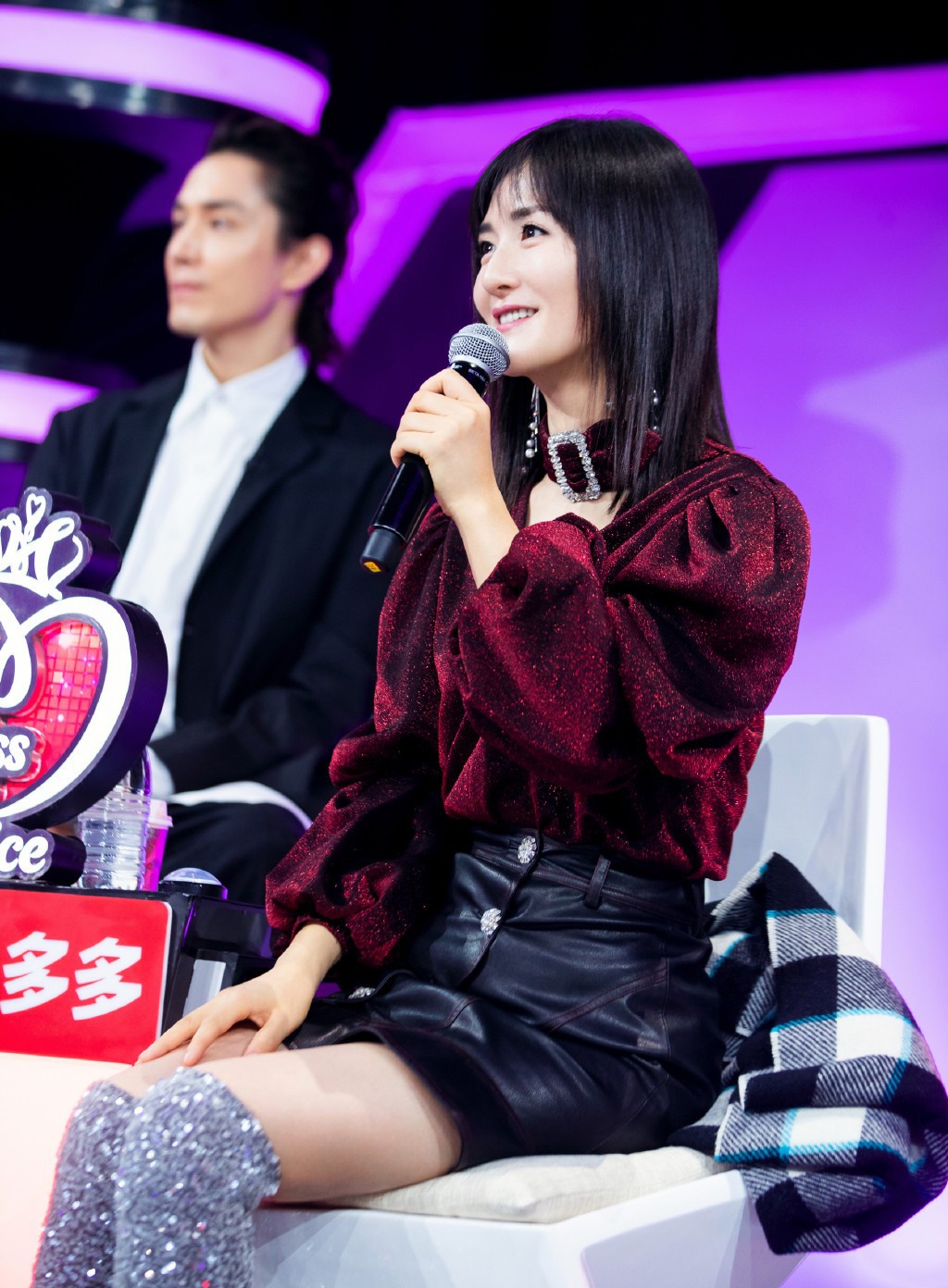 谢娜还能这么美,酒红色亮片衣 包臀皮裙,复古抢眼充满女人味