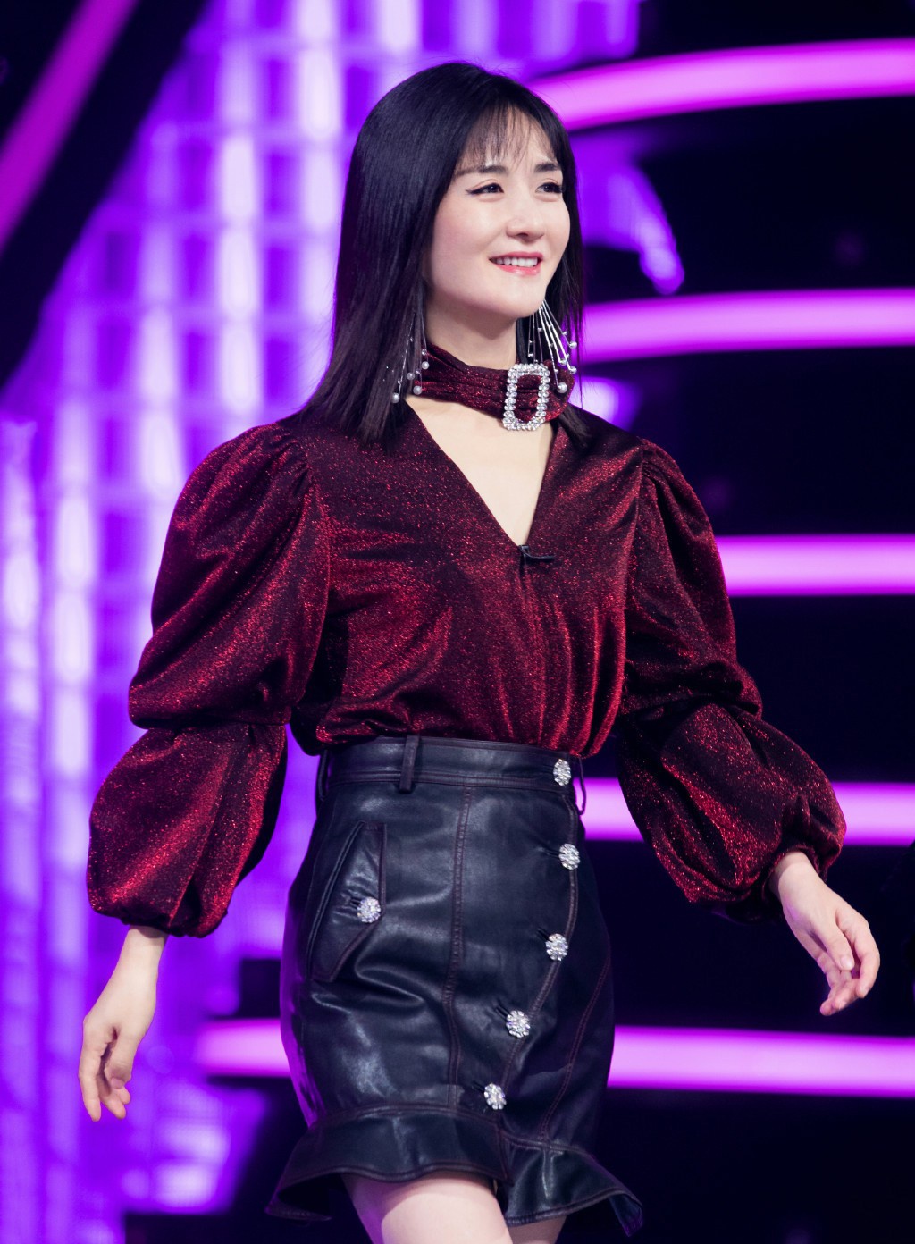 谢娜还能这么美,酒红色亮片衣 包臀皮裙,复古抢眼充满女人味