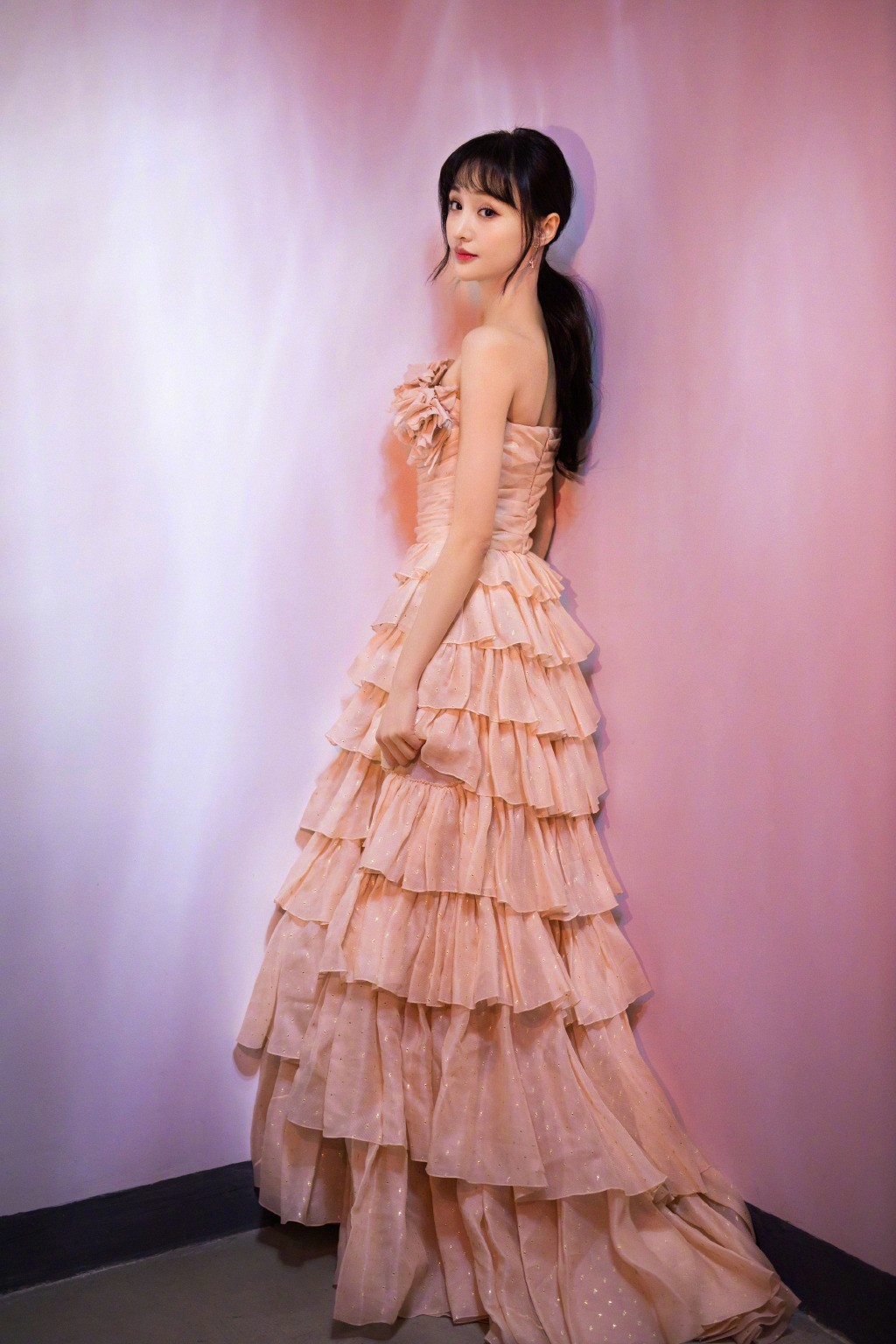 郑爽秀蝴蝶背穿裸粉色抹胸蛋糕裙配空气刘海美成小公主