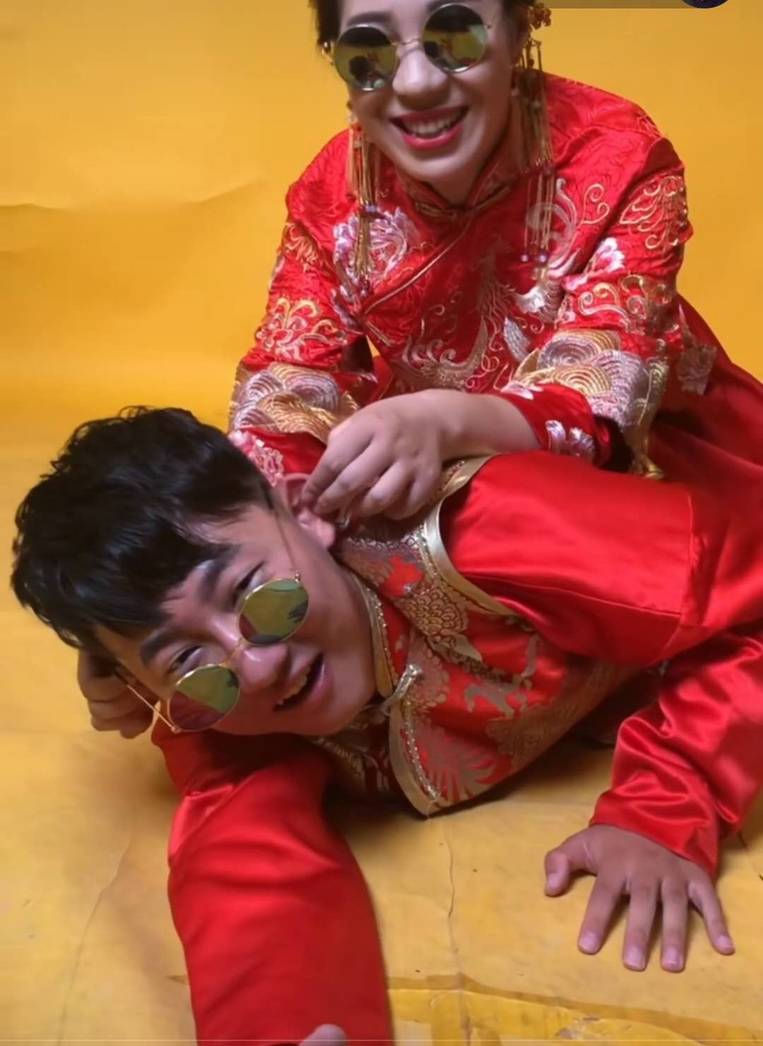 新娘把新郎压地上拍婚纱照,新郎被揪耳朵,成片后期制作生动