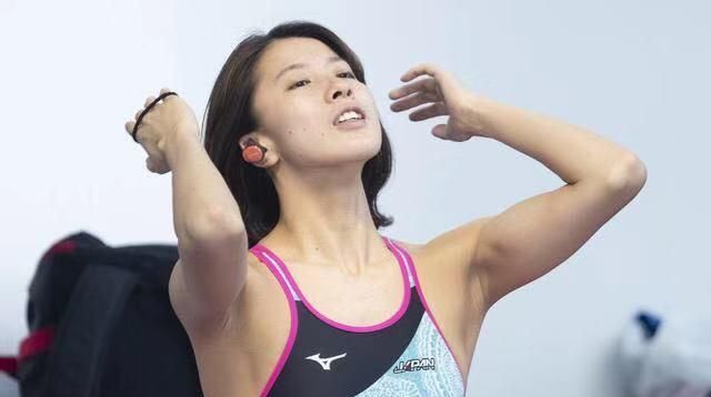 日本女运动员柔韧性训练大秀一字马身材完美网友太美了