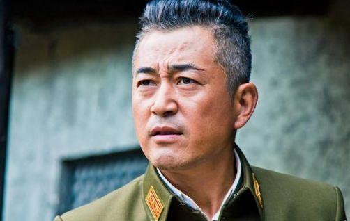 尤其是参演的电视剧《突出重围》中唐龙角色,更是倍受网友们的关注,而