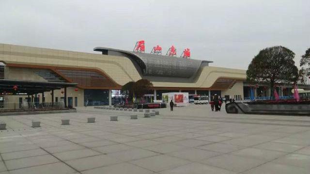 眉山东站位于眉山市东坡区崇义村和快乐村境内,位于眉山市区西北部