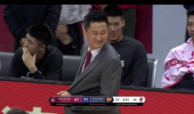 狂胜!杜锋终于笑了,但为什么第2节竖起大拇指,不单是为阿联!