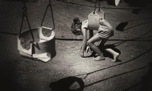 黑白画面的自由活力 无忧无虑的童年时光|童年|时光|活力_新浪新闻