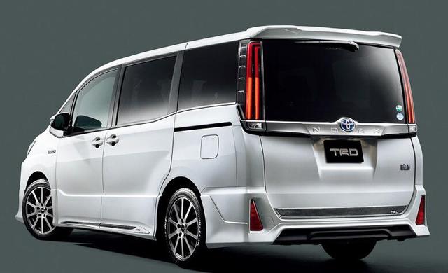 车身侧面来看,这台全新的丰田家用6座mpv车型也很有特点,不仅使用了