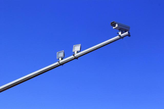 电子眼也被称为电子警察,专门用于检测路面的交通情况的设备.