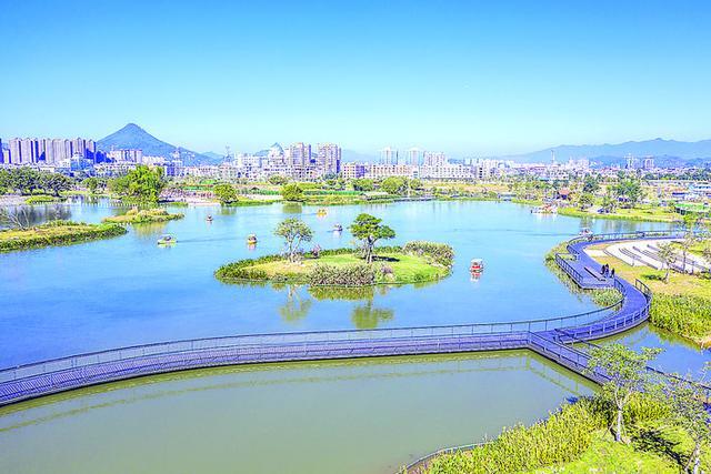 几艘游船在南湖公园的湖面上犹如一幅画卷在诏安县梅峰公园广场上