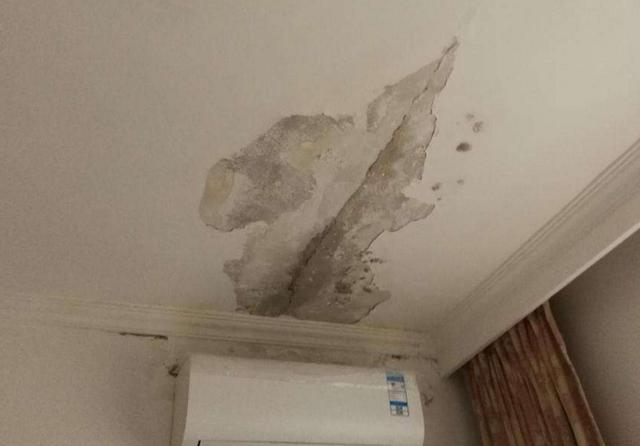 头一次见卫生间漏水这样修复,直接在墙上打针,效果好还省事|卫生间|漏