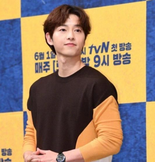 2013年的2月份,宋仲基加入了韩国演员经纪公司blossom(开花)