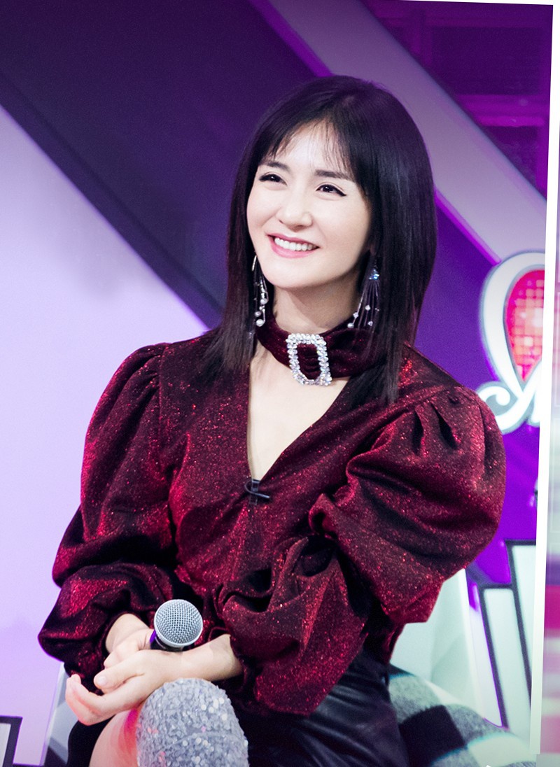 谢娜还能这么美,酒红色亮片衣 包臀皮裙,复古抢眼充满女人味