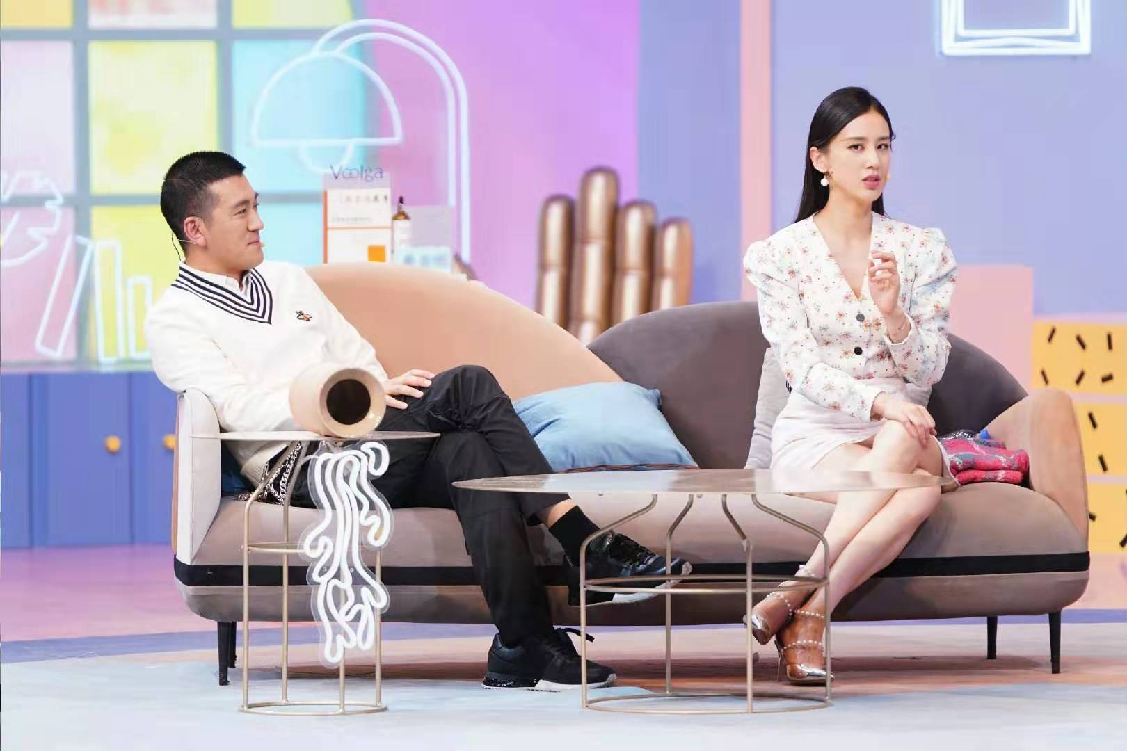 黄圣依携丈夫录节目,黑长直女神范,杨子学院风穿搭帅气显年轻