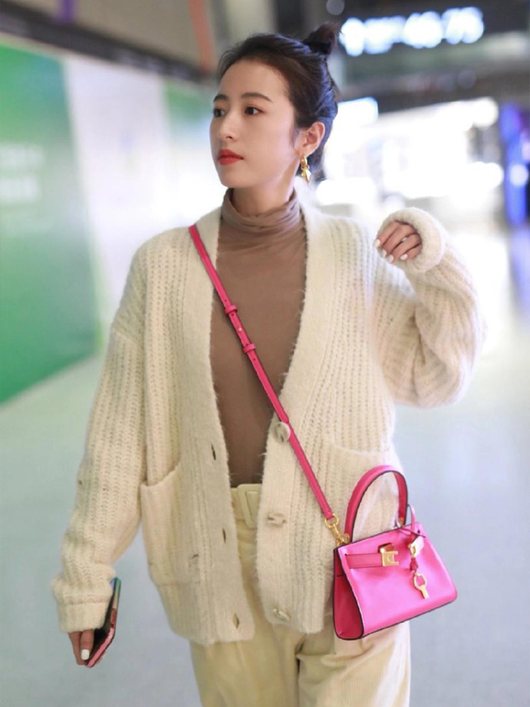 周雨彤现身机场,示范冬日浅色系穿搭,背包竟成亮点?