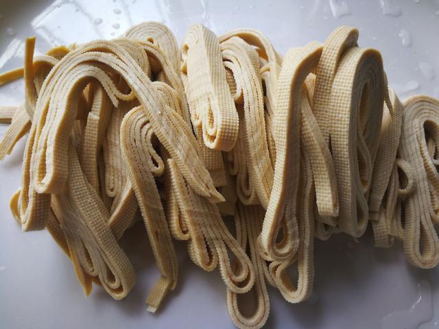 自制的砂锅千张土豆煲,营养又美味,大家也来试试吧