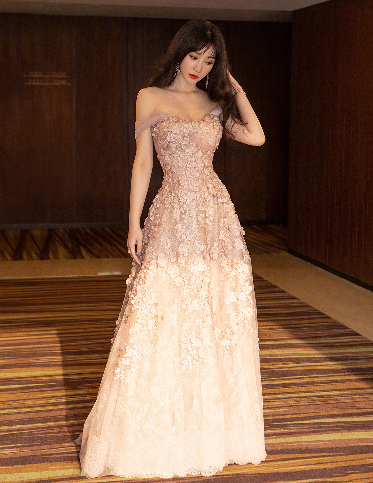 柳岩"沙漏"身材太吸睛,穿吊带裙清纯又妩媚,犹如人间水蜜桃