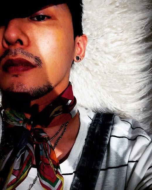 权志龙晒自拍显成熟男人味留起胡须后的他硬汉气质不输吴京