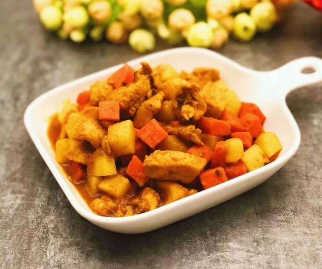 特色美食咖喱鸡,汤汁浓郁,色泽鲜艳,香味四溢,下饭好菜