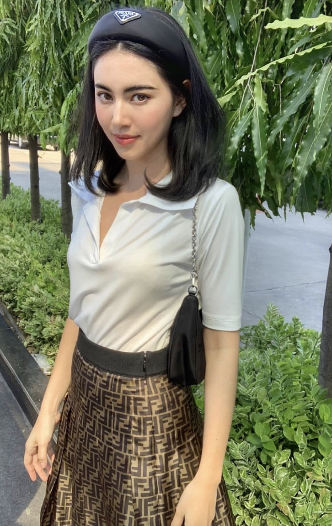 泰女神mai白衬衫扮低调,领口大敞迸发女人味,比好友学士服抢镜