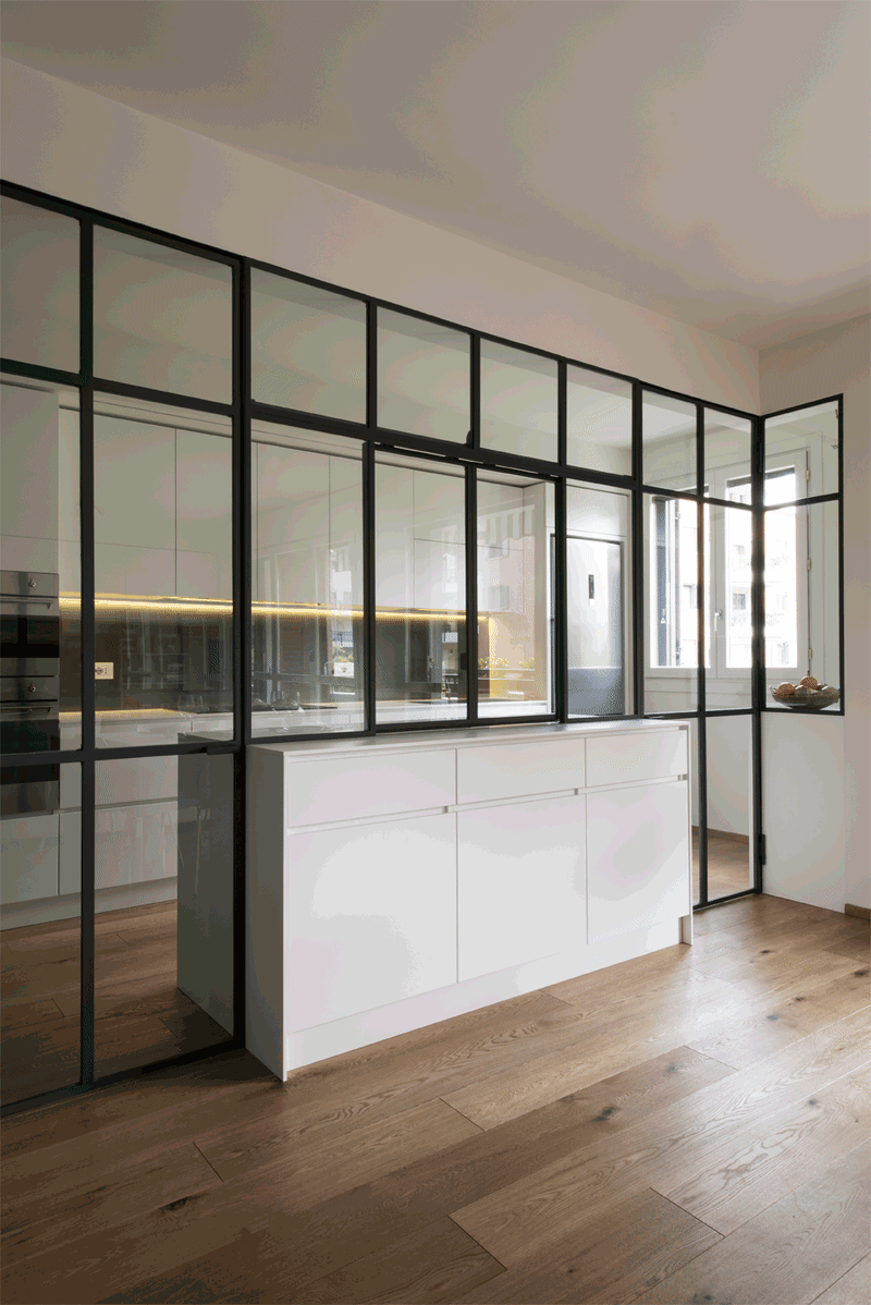 只是在岛台围一圈黑框玻璃墙,厨房就做成开放式,物业见了没话说