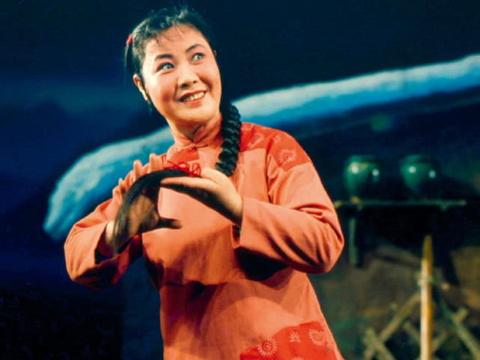 喜儿嫁给黄世仁,就是去享福,她为何宁愿逃入荒山也不嫁|白毛女_新浪新闻