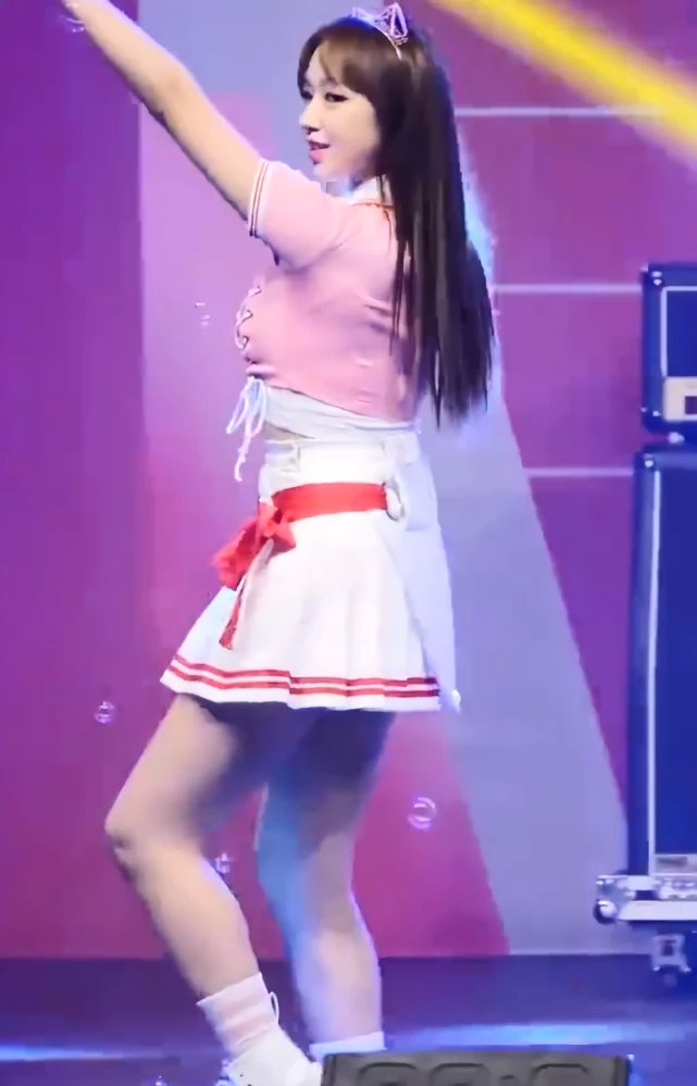 程潇怕是发育过剩了?当她穿紧身衣下蹲时,s曲线了解一下