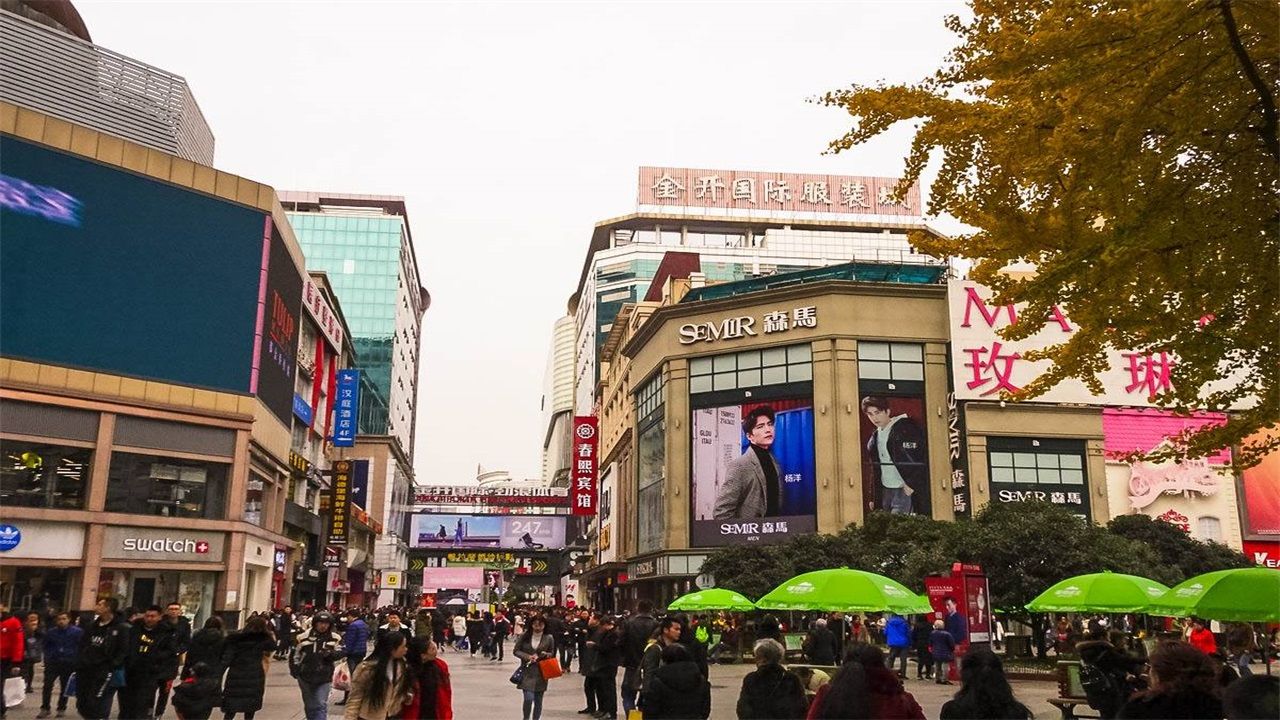 人潮人海的春熙路正慢慢走向衰退,未来还能再次辉煌起来吗?