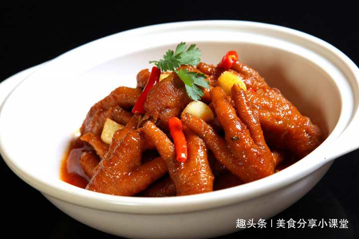 天冷了,分享给你一种砂锅焖鸡爪的做法,先腌后焖,软烂又入味