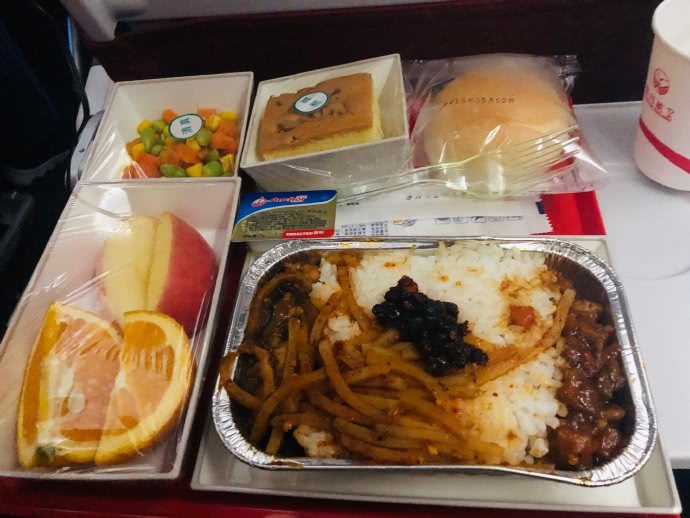 川航飞机餐到底行不行?网友表示:再这样下去是真的不行!