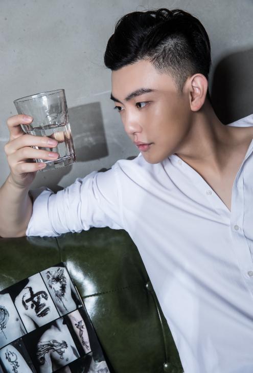 主播子豪开通抖音直播,直播现场深情演唱情歌