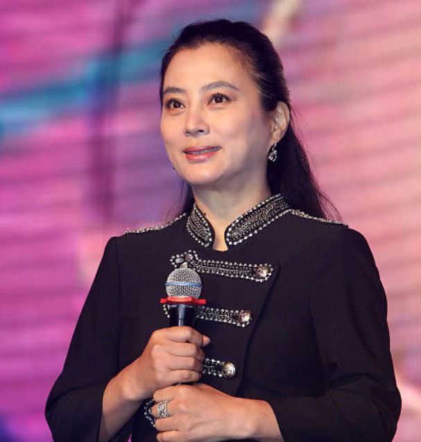 56岁李玲玉近照,二婚嫁犹太富豪被独宠6年,现带儿子回国捞金