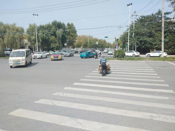 十字路口红灯可以右转为何有的车主却还是被扣6分这些没注意