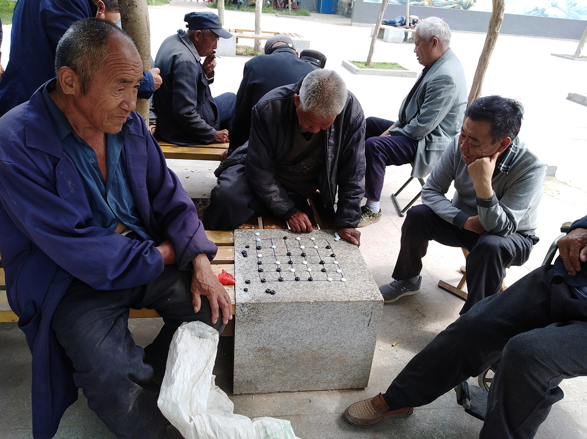农村有一种棋艺,既简单又博大精深:石子树枝都可当棋子