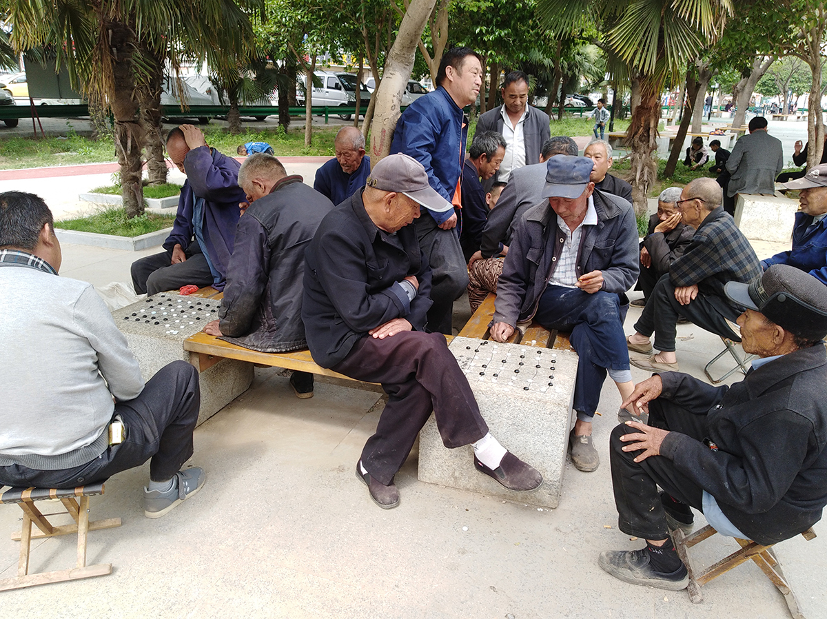 农村有一种棋艺,既简单又博大精深:石子树枝都可当棋子