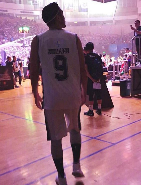 那时他们打得最后一场篮球赛上高以翔所穿的球服