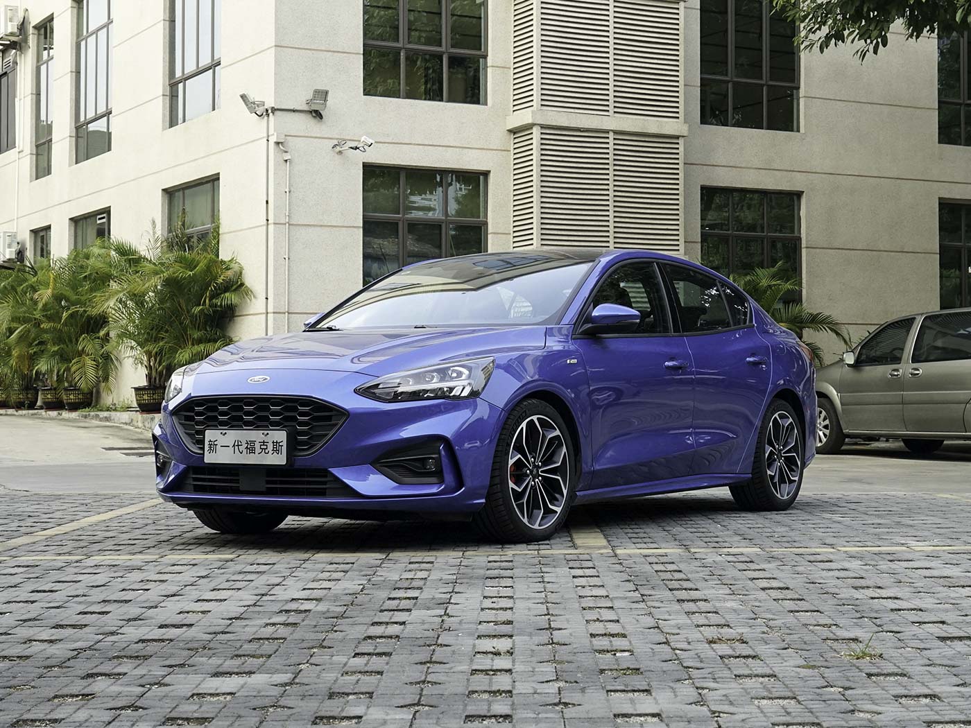 车够不够硬，撞完就知道啦~2019年这几款车实测很给力！