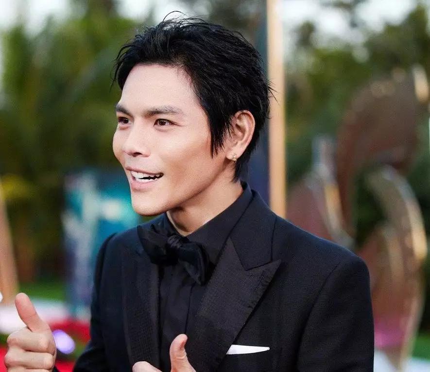 向佐晒71岁向华强生日照,一家人温馨和睦,弟弟向佑依然未露面